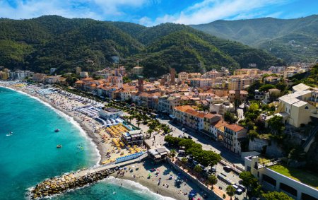 Téléchargez les photos : Vue aérienne de Noli sur la Riviera italienne dans la province de Savone, Ligurie, Italie - en image libre de droit