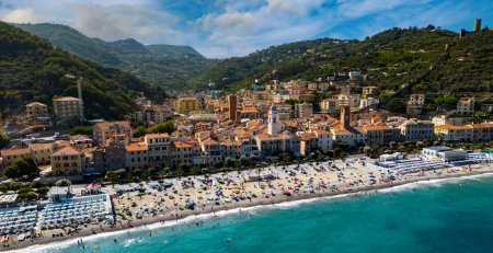 Foto de Vista aérea de Noli en la Riviera Italiana en la provincia de Savona, Liguria, Italia - Imagen libre de derechos