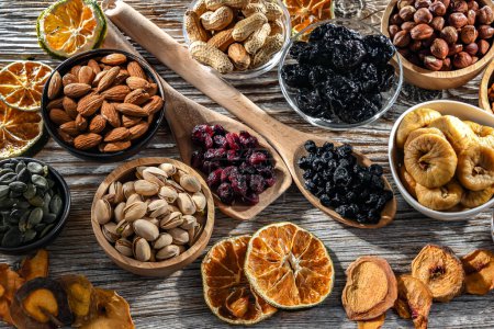 Téléchargez les photos : Composition with a variety of dried fruits and assorted nuts. Delicacies. - en image libre de droit