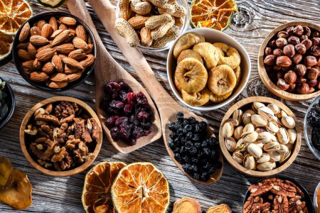 Téléchargez les photos : Composition with a variety of dried fruits and assorted nuts. Delicacies. - en image libre de droit