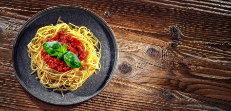 Téléchargez les photos : Composition avec une assiette de spaghetti bolognaise. - en image libre de droit