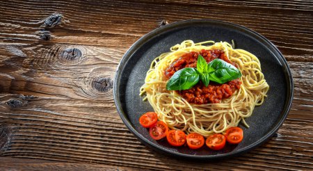Foto de Composición con un plato de espaguetis boloñés. - Imagen libre de derechos