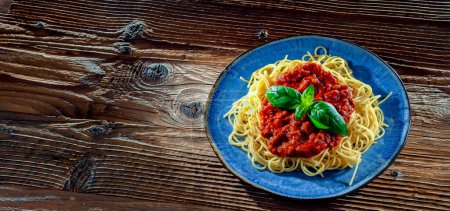 Téléchargez les photos : Composition avec une assiette de spaghetti bolognaise. - en image libre de droit