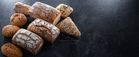 Foto de Assorted bakery products including loaves of bread and rolls - Imagen libre de derechos