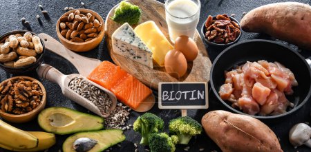 Foto de Productos alimenticios ricos en biotina recomendados como suplemento dietético para una piel y un cabello sanos - Imagen libre de derechos