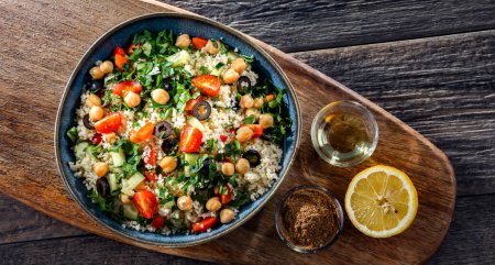 Téléchargez les photos : Assiette de couscous servie avec légumes et pois chiches - en image libre de droit