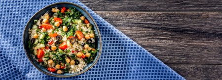 Téléchargez les photos : Assiette de couscous servie avec légumes et pois chiches - en image libre de droit
