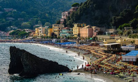Foto de MONTEROSSO, ITA - SEP 17, 2023: Vista de Monterosso al Mare en Liguria, Italia - Imagen libre de derechos