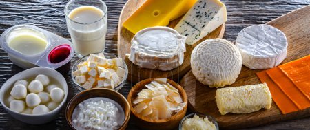 Téléchargez les photos : Une variété de produits laitiers, y compris le fromage, le lait et le yaourt. - en image libre de droit