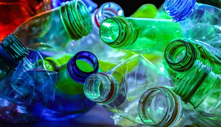 Téléchargez les photos : Bouteilles vides colorées. Déchets plastiques recyclables. - en image libre de droit