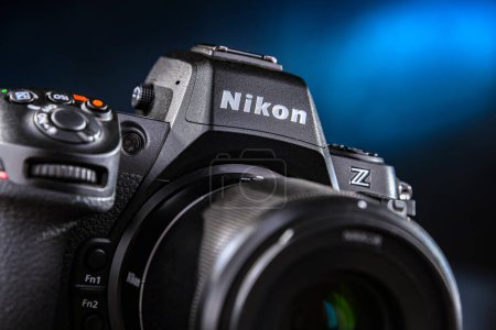 Foto de POZNAN, POL - 26 ENE 2024: Nikon Z 8, una cámara fotográfica sin espejo de gama alta producida por Nikon - Imagen libre de derechos