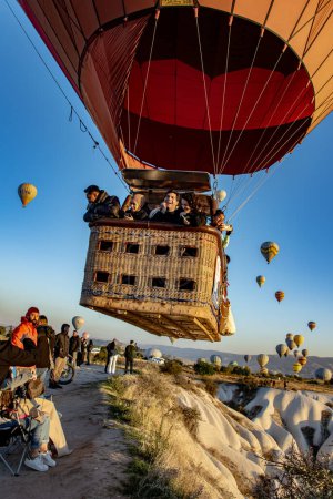Téléchargez les photos : GOREME, TUR - 14 OCT 2023 : Montgolfière dans le parc national de Goreme en Cappadoce, Turquie. - en image libre de droit