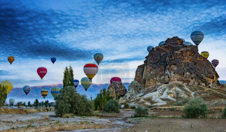 Téléchargez les photos : GOREME, TUR - 14 OCT 2023 : Montgolfière dans le parc national de Goreme en Cappadoce, Turquie. - en image libre de droit