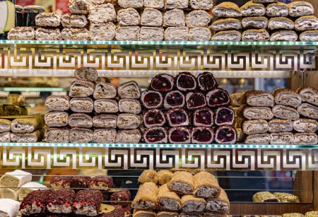 Foto de Un surtido de delicias turcas en exhibición en el bazar - Imagen libre de derechos