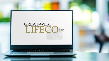 Téléchargez les photos : POZNAN, POL - JAN 23, 2024 : Ordinateur portable affichant le logo de Great-West Lifeco, une société financière holding canadienne axée sur l'assurance - en image libre de droit