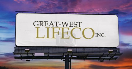 Foto de POZNAN, POL - 23 ENE 2024: Cartelera publicitaria que muestra el logotipo de Great-West Lifeco, una sociedad financiera de cartera canadiense centrada en los seguros - Imagen libre de derechos
