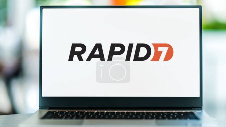 Téléchargez les photos : POZNAN, POL - DEC 28, 2022: Laptop computer displaying logo of Rapid7, a security company based in Boston, Massachusetts, USA - en image libre de droit