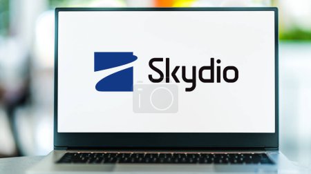 Téléchargez les photos : POZNAN, POL - DEC 28, 2022: Laptop computer displaying logo of Skydio, a manufacturer of drones headquartered in San Mateo, California, USA - en image libre de droit