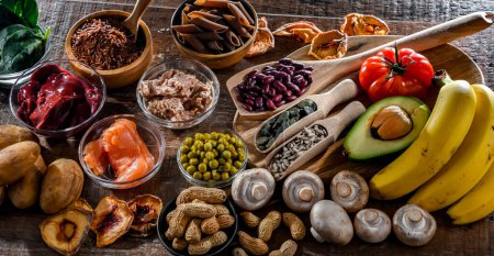 Téléchargez les photos : Produits alimentaires riches en niacine recommandés comme complément alimentaire pour contrôler les niveaux de cholestérol et abaisser la pression artérielle - en image libre de droit
