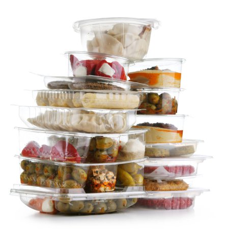 Foto de Variedad de productos alimenticios preenvasados en cajas de plástico aisladas sobre fondo blanco - Imagen libre de derechos