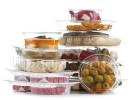 Foto de Variedad de productos alimenticios preenvasados en cajas de plástico aisladas sobre fondo blanco - Imagen libre de derechos