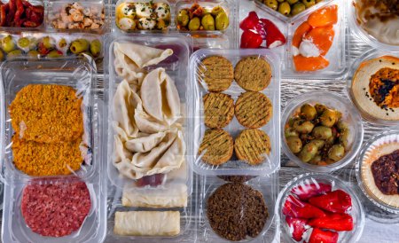 Foto de Exposición de una variedad de productos alimenticios preenvasados en cajas de plástico. - Imagen libre de derechos