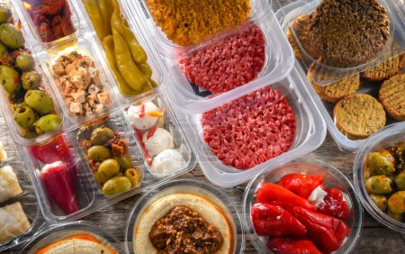 Téléchargez les photos : Une présentation de divers produits alimentaires préemballés dans des boîtes en plastique. - en image libre de droit