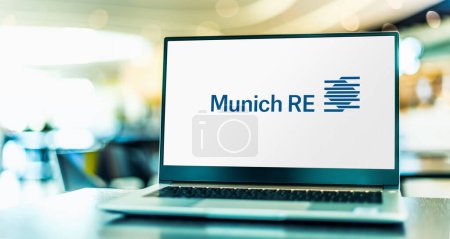 Foto de POZNAN, POL - 23 ENE 2024: Computadora portátil que muestra el logotipo de Munich Re Group, una compañía multinacional alemana de seguros con sede en Munich, Alemania - Imagen libre de derechos