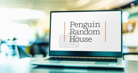 Foto de POZNAN, POL - 23 ENE 2024: Computadora portátil que muestra el logotipo de Penguin Random House, una compañía editorial formada en 2013, con la fusión de Penguin Group y Random House - Imagen libre de derechos