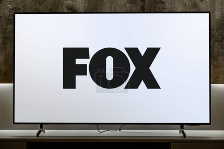 Téléchargez les photos : POZNAN, POL - DEC 19, 2023 : Téléviseur à écran plat affichant le logo de Fox, un réseau de télévision américain en direct qui est une propriété phare de Fox Corporation - en image libre de droit