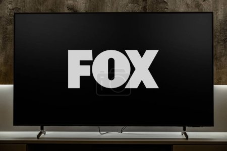 Téléchargez les photos : POZNAN, POL - DEC 19, 2023 : Téléviseur à écran plat affichant le logo de Fox, un réseau de télévision américain en direct qui est une propriété phare de Fox Corporation - en image libre de droit