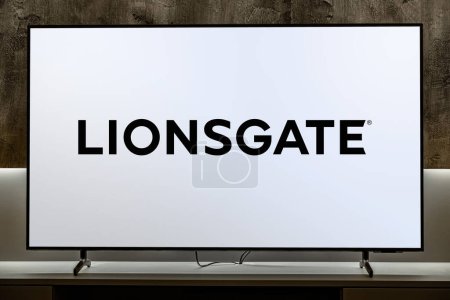 Foto de POZNAN, POL - DIC 19, 2023: Televisor de pantalla plana con el logotipo de Lionsgate, una empresa de entretenimiento estadounidense-canadiense - Imagen libre de derechos