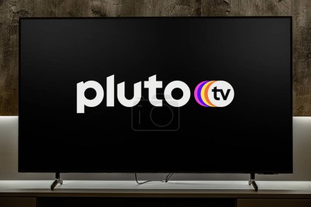 Foto de POZNAN, POL - DIC 19, 2023: Televisor de pantalla plana con el logotipo de Pluto TV, un servicio gratuito de transmisión de vídeo con publicidad propiedad y operado por Paramount Streaming - Imagen libre de derechos