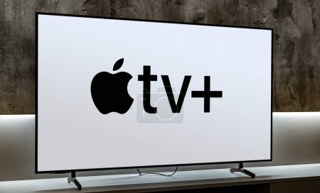 Téléchargez les photos : POZNAN, POL - DEC 19, 2023 : Téléviseur à écran plat affichant le logo d'Apple TV +, un service de télévision en ligne à la demande par abonnement sans publicité d'Apple Inc. - en image libre de droit