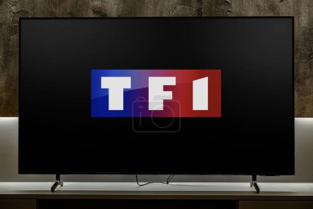 Téléchargez les photos : POZNAN, POL - DEC 19, 2023 : Téléviseur à écran plat affichant le logo de TF1, une chaîne de télévision en clair, contrôlée par TF1 Group - en image libre de droit