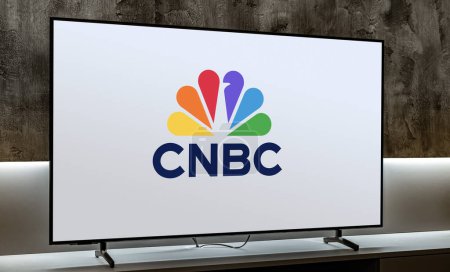 Téléchargez les photos : POZNAN, POL - DEC 19, 2023 : Télévision à écran plat affichant le logo de CNBC, une chaîne américaine de télévision payante d'affaires appartenant à NBCUniversal News Group, une division de NBCUniversal - en image libre de droit