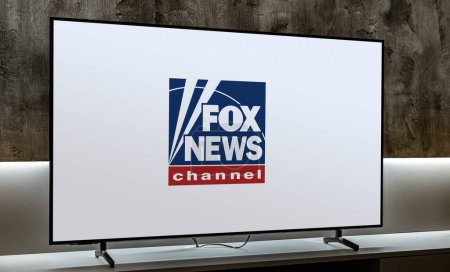 Téléchargez les photos : POZNAN, POL - DEC 19, 2023 : Télévision à écran plat affichant le logo de Fox News, une chaîne d'information conservatrice américaine appartenant au Fox News Group - en image libre de droit