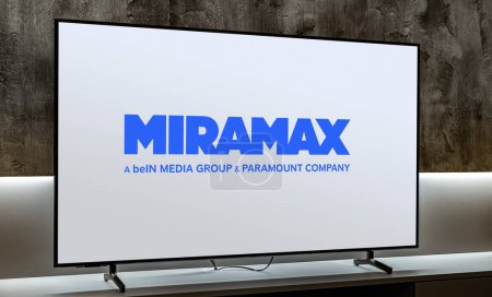 Foto de POZNAN, POL - DIC 19, 2023: Televisor de pantalla plana con el logotipo de Miramax, una empresa de entretenimiento estadounidense conocida por producir y distribuir películas y programas de televisión - Imagen libre de derechos