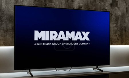 Téléchargez les photos : POZNAN, POL - DEC 19, 2023 : Téléviseur à écran plat affichant le logo de Miramax, une société de divertissement américaine connue pour produire et distribuer des films et des émissions de télévision - en image libre de droit