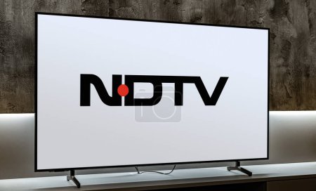 Téléchargez les photos : POZNAN, POL - DEC 19, 2023 : Télévision à écran plat affichant le logo de New Delhi Television Ltd, une société indienne de médias d'information spécialisée dans la diffusion et la publication d'informations numériques - en image libre de droit