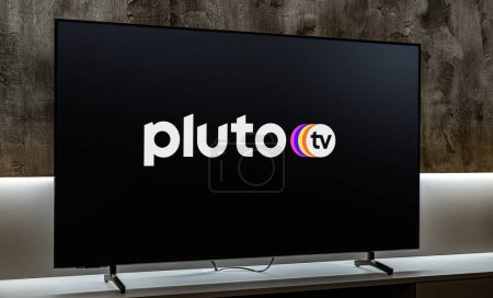 Téléchargez les photos : POZNAN, POL - DEC 19, 2023 : Téléviseur à écran plat affichant le logo de Pluto TV, un service gratuit de streaming vidéo financé par la publicité détenu et exploité par Paramount Streaming - en image libre de droit
