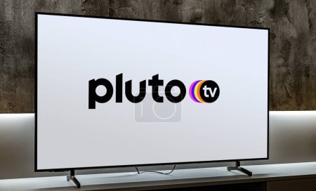 Téléchargez les photos : POZNAN, POL - DEC 19, 2023 : Téléviseur à écran plat affichant le logo de Pluto TV, un service gratuit de streaming vidéo financé par la publicité détenu et exploité par Paramount Streaming - en image libre de droit