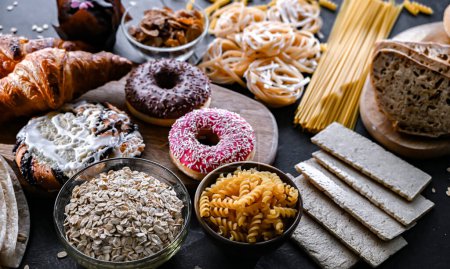 Foto de Composición con variedad de productos alimenticios que contienen gluten. - Imagen libre de derechos