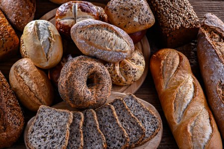 Téléchargez les photos : Produits de boulangerie divers, y compris pains et petits pains. - en image libre de droit