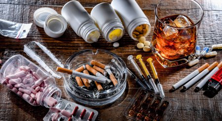 Téléchargez les photos : Substances addictives, y compris l'alcool, les cigarettes et les drogues. - en image libre de droit