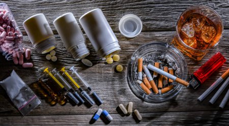Foto de Sustancias adictivas, incluyendo alcohol, cigarrillos y drogas. - Imagen libre de derechos