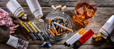 Foto de Sustancias adictivas, incluyendo alcohol, cigarrillos y drogas. - Imagen libre de derechos