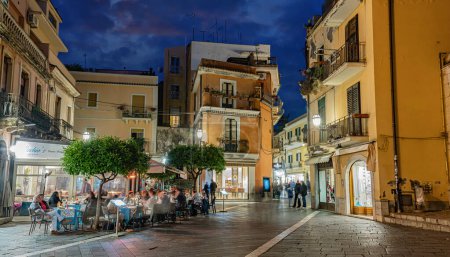 Foto de TAORMINA, ITA - 25 DE MAYO DE 2023: Vista de la calle en Taormina, en la ciudad metropolitana de Messina, en la costa este de Sicilia, Italia, en la noche - Imagen libre de derechos