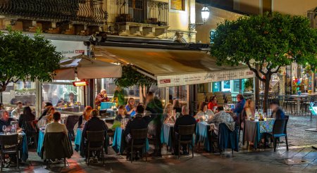 Téléchargez les photos : TAORMINA, ITA - 25 MAI 2023 : Restaurants à Taormina, dans la ville métropolitaine de Messine, sur la côte est de la Sicile, Italie, dans la nuit - en image libre de droit