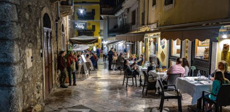 Foto de TAORMINA, ITA - 25 DE MAYO DE 2023: Restaurantes en Taormina, en la ciudad metropolitana de Messina, en la costa este de Sicilia, Italia, en la noche - Imagen libre de derechos